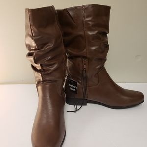Boots, size 8, Brown, memory foam, never worn